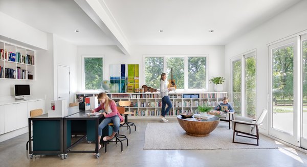 Herron Horton Architects converted the preexisting garage of House by Pinnacle Mountain into a place for kids to study and play.