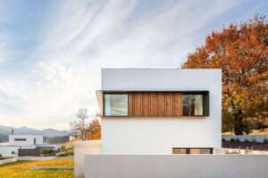 modern-family-home-in-white-and-wood-in-a-city-of-volcanoes