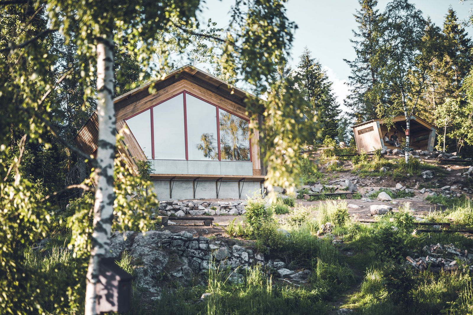 A traditional gapahuk shelter and an outhouse are some of the amenities offered at Fuglemyrhytta. 