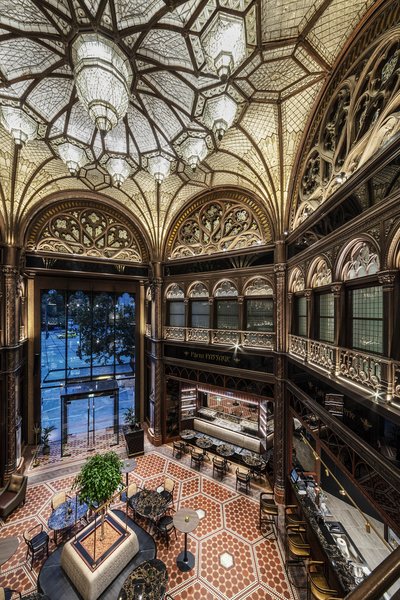 The building's historic arcade was originally home to 32 shops. After the renovation, fears of it being closed to the public were assuaged when it reopened as the hotel's public lobby, cafe, and restaurant. 