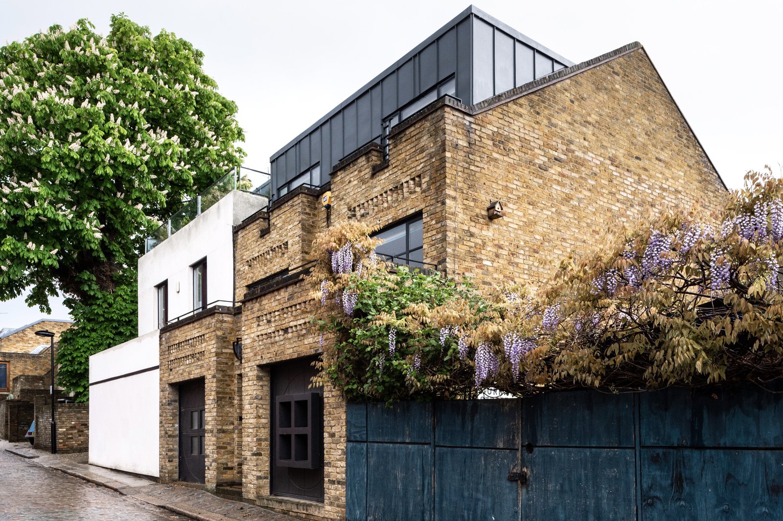 Murray Mews is known for homes by well-known architects. It features early works from Team 4, the ’60s-era firm of Richard Rogers and Norman Foster.