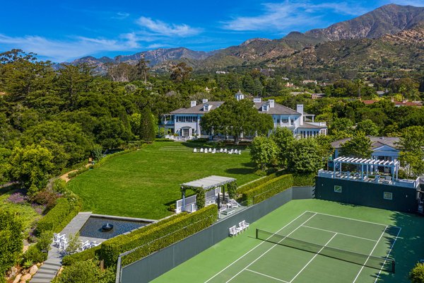 The Oakview Estate sits east of Santa Barbara in Montecito, California, at the foothills of the striking Santa Ynez Mountains.