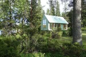tiny-light-green-wooden-summer-cottage-in-sweden-is-an-efficient-showstopper