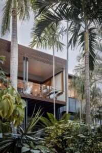a-tropical-renovation-lifts-an-australian-home-into-the-treetops