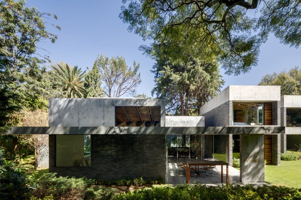 CMR House’s rectilinear volumes stand out against the surrounding greenery.