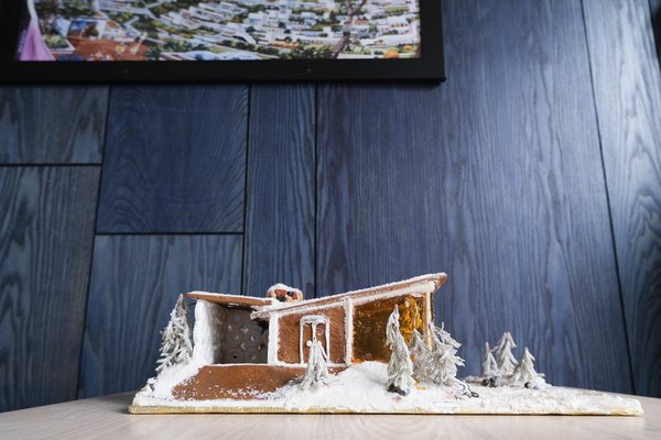 San Francisco–based chef Anthony Strong offers workshops on building a picturesque Tahoe lodge out of candy and gingerbread.