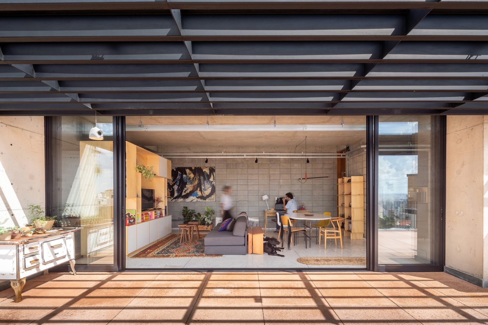 The upper floor terrace is the same width as the living room and kitchen. Large glass doors offer the opportunity to open the living room completely to the terrace. 