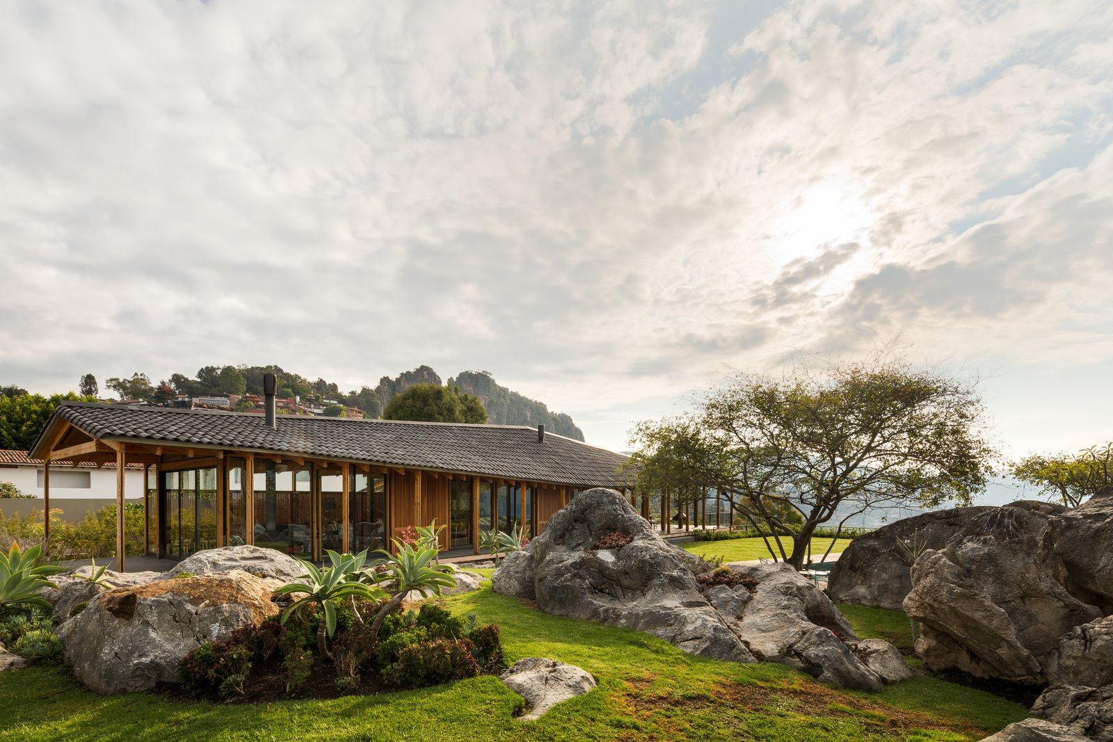 CMV House is perched among the rugged boulders of the scenic Valle de Bravo, where it manages to stand out without overwhelming the site’s natural beauty.