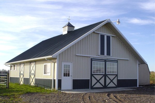 Interested in constructing your own barn? This stockade stall barn with an attached loft was built by Missouri-based Stockade Buildings. Based in Oran, Missouri, the company offers a range of prefab barns and other types of buildings.