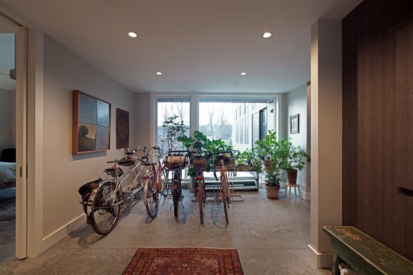 The entry foyer is a flexible, pergola-like element between the two gables.