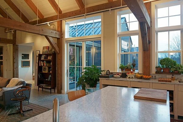 The open-plan kitchen is conceived as a food-oriented social space. 