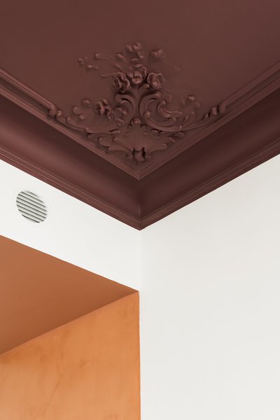 The art nouveau corner plaster motifs were restored, while an entire corner in the living room had to be replaced with a new cast of the moulding.