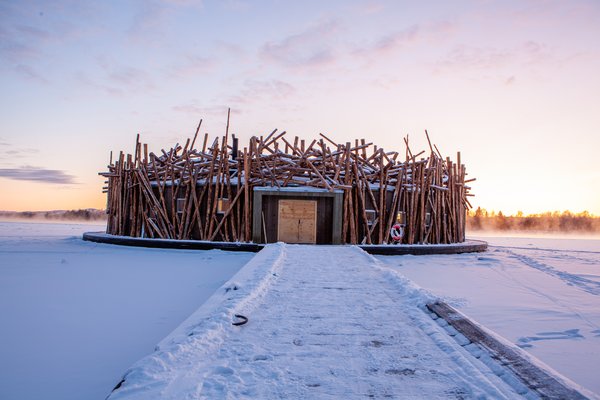 Logs splayed around the structure’s facade emulate a log jam—a reference to Harads’ logging industry from days of yore. During the summer, the bath floats freely in the Lule River and it’s anchored to shore by a wooden dock. In the winter, the frozen river does the trick.
