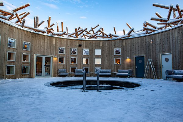 At the center of the rotunda is an ice bath where guests can take a frosty plunge—a traditional activity in Sweden. Temperatures are regulated at 39 degrees Fahrenheit year round. 