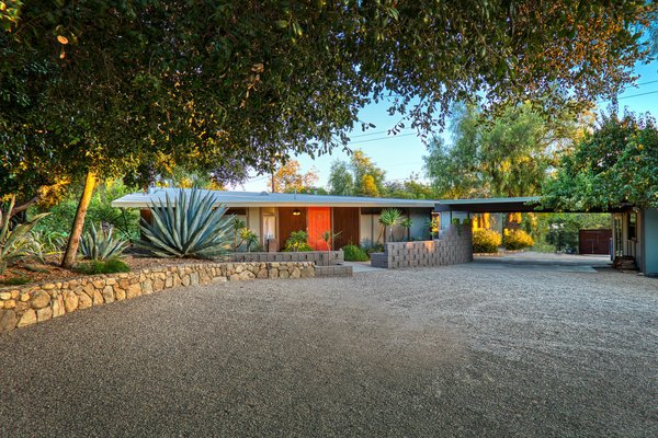 Shaded by trees, this remodeled 1960s home in Ojai fits perfectly with the area’s laid-back vibe. The single-story home was carefully restored by its current owners to celebrate midcentury modern design.