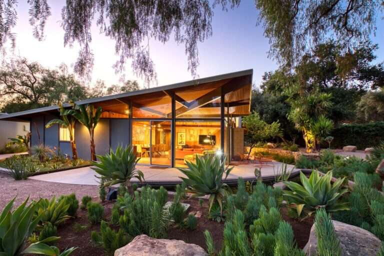 This Midcentury Home in Ojai Soars Toward the Sky and the Surrounding Mountains