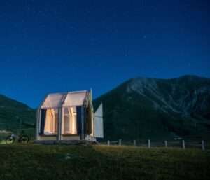 this-tiny-alpine-cabin-promises-better-star-gazing-than-your-local-planetarium