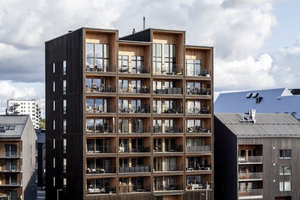 The Kajstaden Tall Timber Building has nine floors with an elevated ground floor and a double-height top floor. C.F. Møller Architects designed the building in collaboration with Martinsons, Bjerking and Consto AB, for client Slättö Förvaltning.