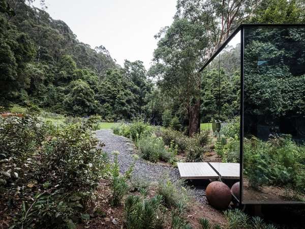 the-worlds-most-beautiful-outhouse-is-a-mirrored-cube-in-the-australian-bush