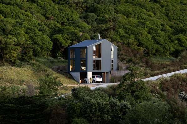 this-compact-new-zealand-home-uses-low-cost-materials-to-dazzling-effect