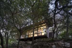 this-spectacular-texas-retreat-cascades-down-a-wooded-hillside