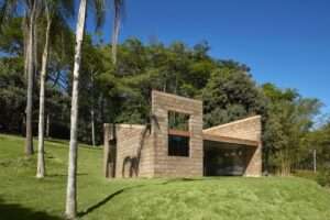 this-484-square-foot-tiny-house-in-brazil-is-as-sculptural-as-it-is-sustainable