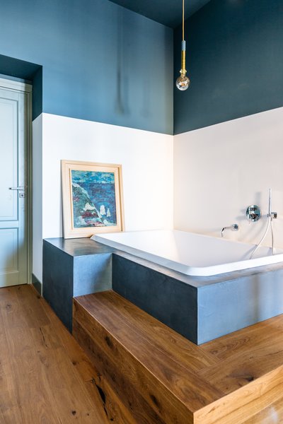 A beautifully renovated apartment in the capital of Sicily echoes the colors and textures of the sea. The bathroom in particular evokes water, with textured tadelakt cement and Wet System Wall & Deco wallpaper.
