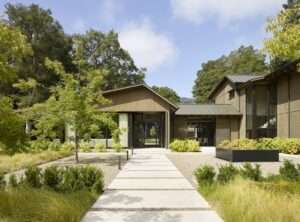 a-tranquil-home-takes-root-in-a-glorious-grove-of-oak-trees