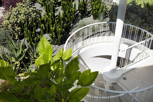An Australian Home Nods to Oscar Niemeyer With Curvaceous Concrete Forms