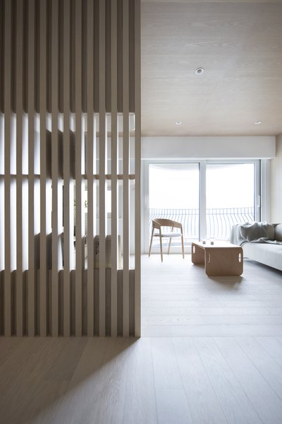 Bean Buro’s Urban Cocoon draws inspiration from Japanese teahouses. This reference point can be felt at the entryway, which features light timber and slatted screens.