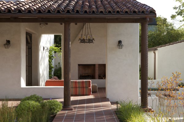 The roof of La Mesa Residence extends above an outdoor room that can be used for casual dining, shaded lounging during the day, or simply relaxing by the fire in the evenings.