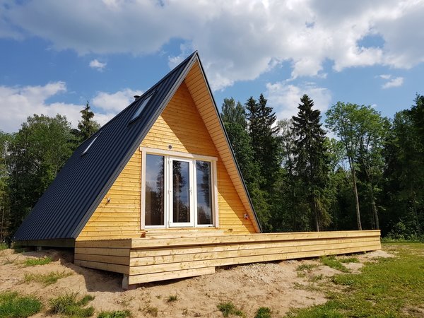 Pictured is an Avrame Duo 100 built in Southern Estonia. The Avrame EU kits come with painted exterior pine cladding as the default option, while the US kits come with fiber cement cladding. Customers also have the freedom to source a different exterior finish.