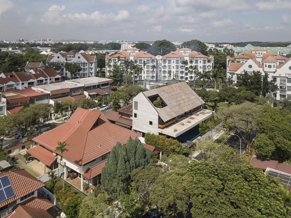 The home’s simple, abstract shape contrasts with neighboring homes, which are mainly clad in terra-cotta roof tiles.