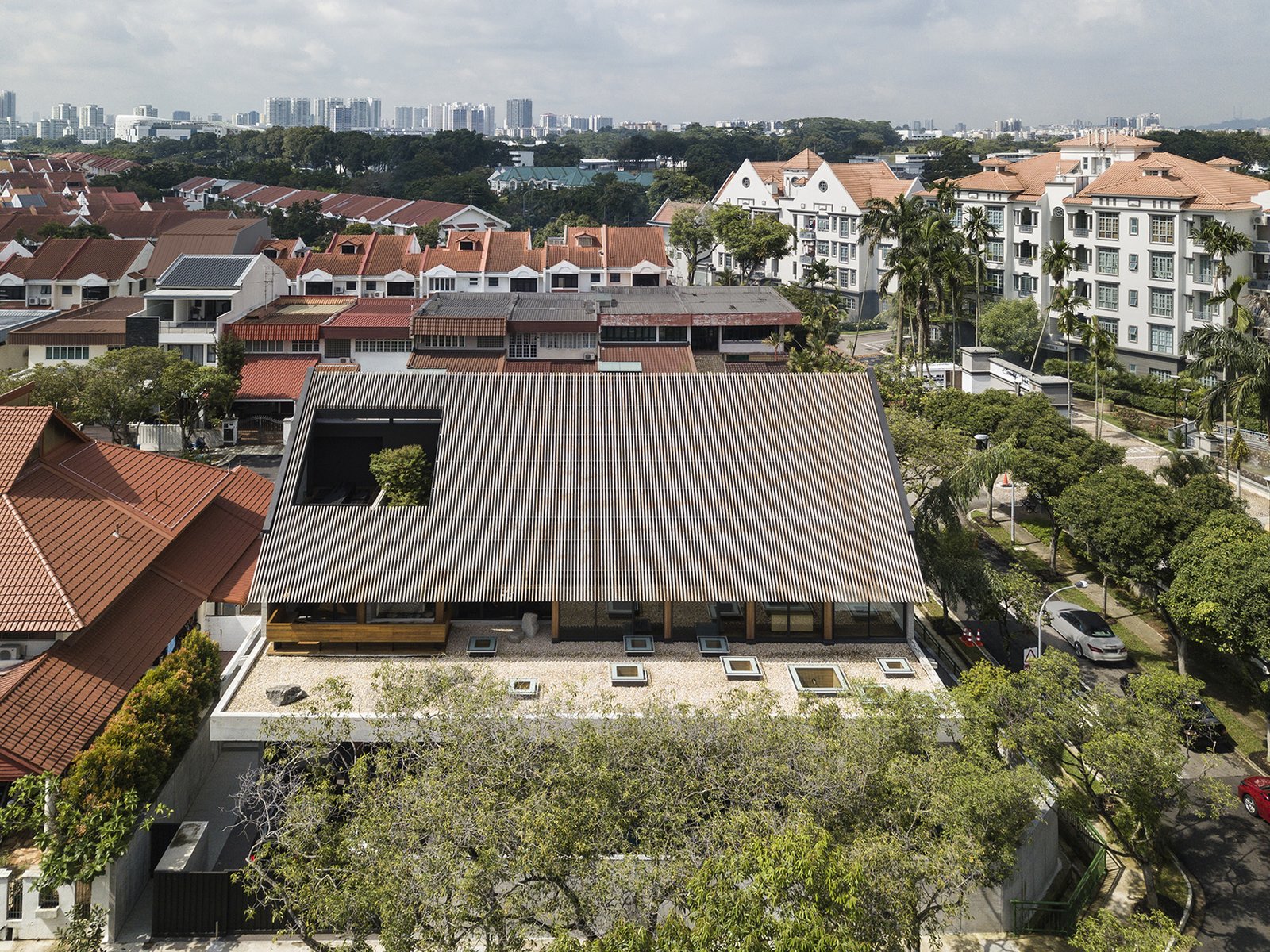 The mono-pitched roof is made from timber battens and Lysaght Kip-lock steel roofing. 