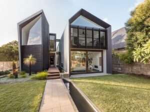 an-architectural-gorge-splits-this-australian-home-in-half