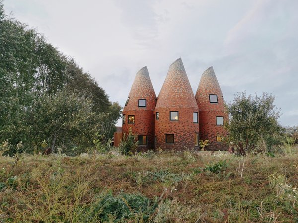 Located in the protected countryside of Marden, the nearly 2,500-square-foot Bumpers Oast house pays homage to the Kentish vernacular.