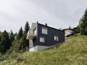 dreamy-austrian-holiday-home-dark-on-the-outside-and-woodsy-on-the-inside