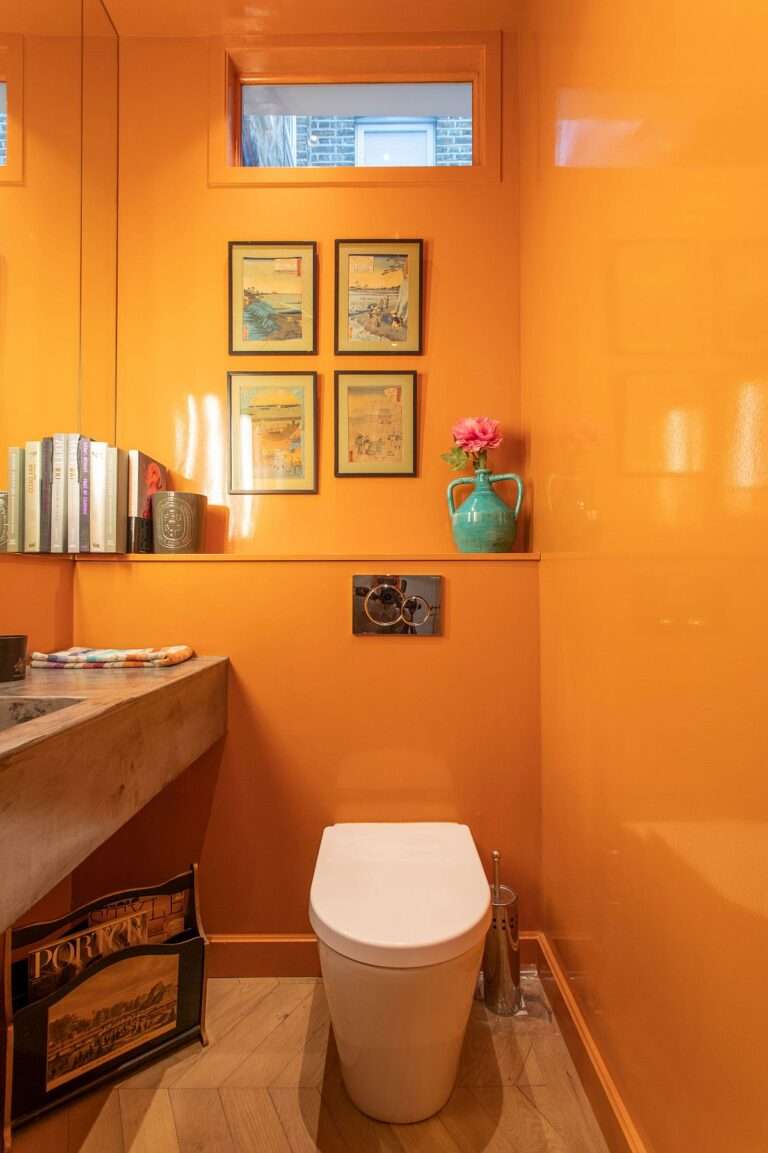 Going Bold: 20 Contemporary Powder Rooms in 10 Spectacular Colors