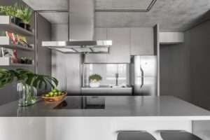 brooklin-apartment-mirrored-cabinets-burnt-cement-ceiling-and-colorful-spark