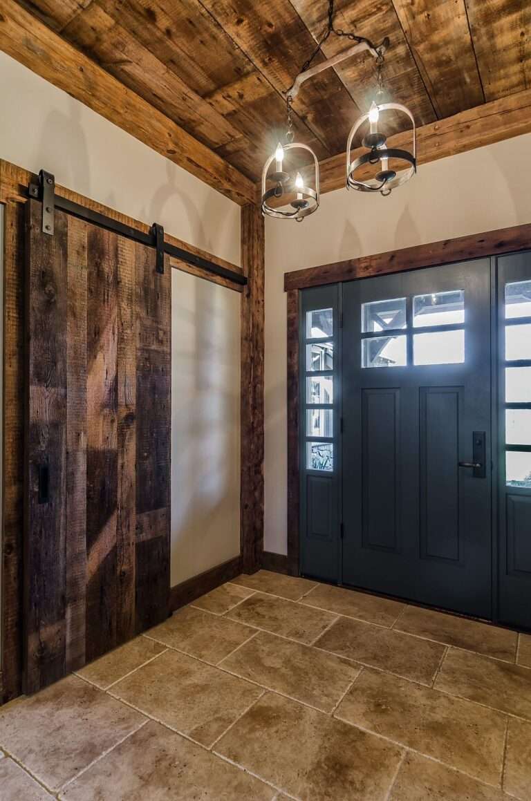 Reclaimed Wood in the Entryway: An Elegant and Eco-Friendly Finish