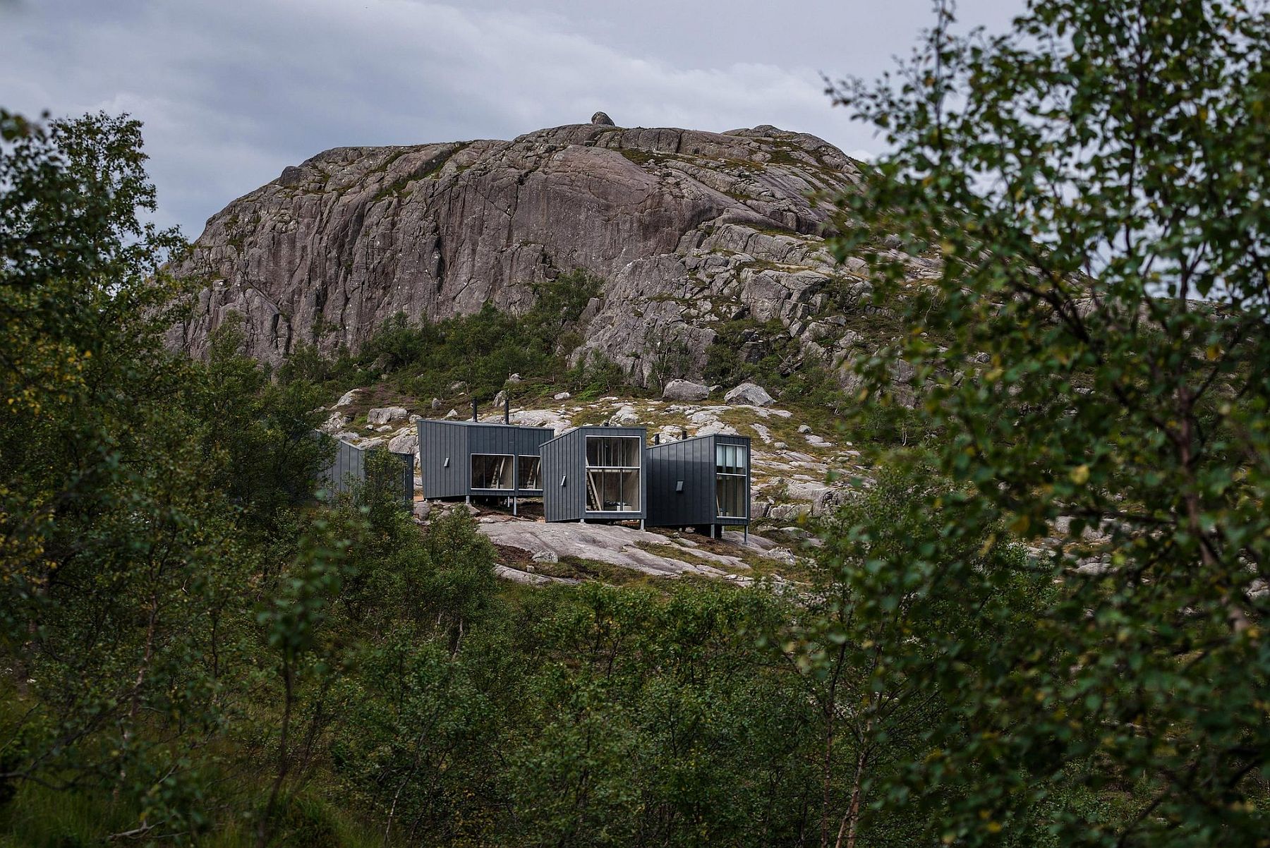 Beautiful mountain lodges with one mail unit and additional sleeping units can house nearly 35 members