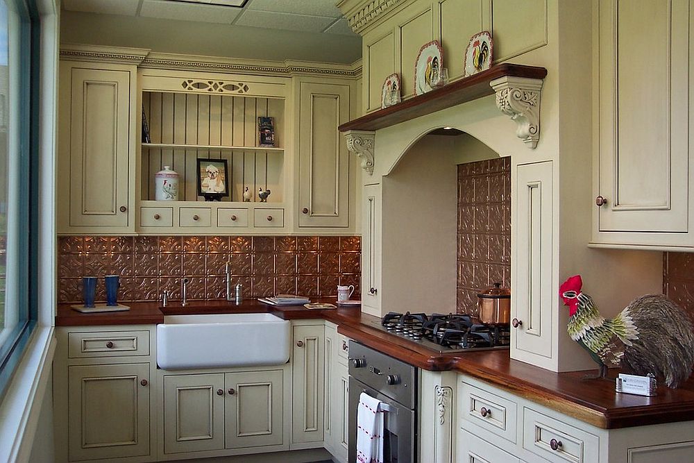Farmhouse style kitchen with copper style backsplash [Design: Kitchen Creations]