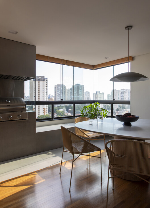 Ariramba Apartment / Estúdio BRA Arquitetura - Interior Photography, Kitchen, Table, Chair, Countertop, Windows, Beam