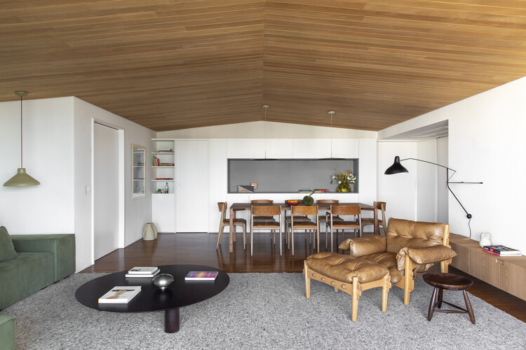 Ariramba Apartment / Estúdio BRA Arquitetura - Interior Photography, Table, Sofa, Chair, Beam
