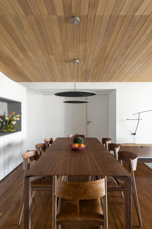 Ariramba Apartment / Estúdio BRA Arquitetura - Interior Photography, Table, Wood, Chair, Beam