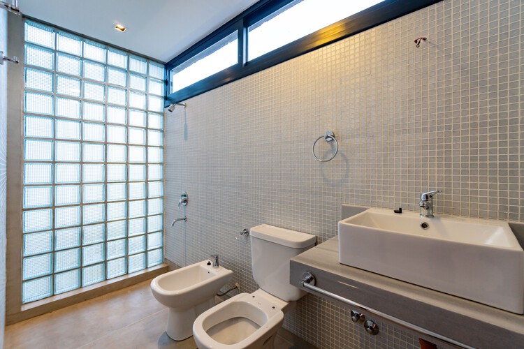 House in Alto Verde / Estudio Giraudo - Interior Photography, Bathroom, Sink, Toilet, Bathtub, Shower