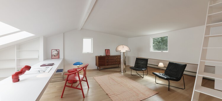 House M / Studio Atomic - Interior Photography, Living Room, Table, Chair, Windows