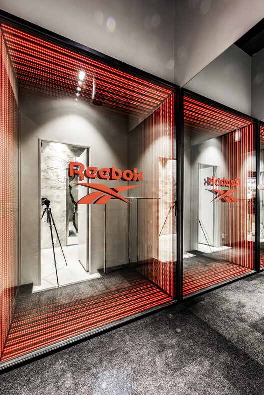 Reebok Flagship Store / NiiiZ Design Lab - Interior Photography, Lighting