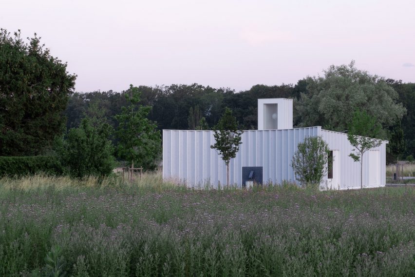 Blue timber workshop in a garden in Geneva by Cabinet