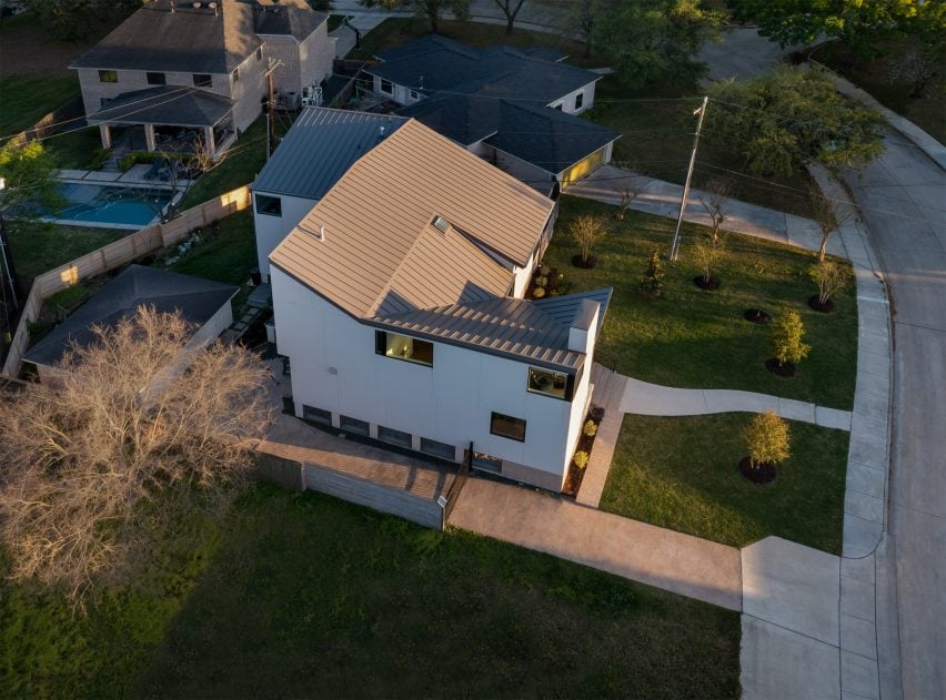 Z-shaped white stucco house in Houston by O'Neill McVoy Architects